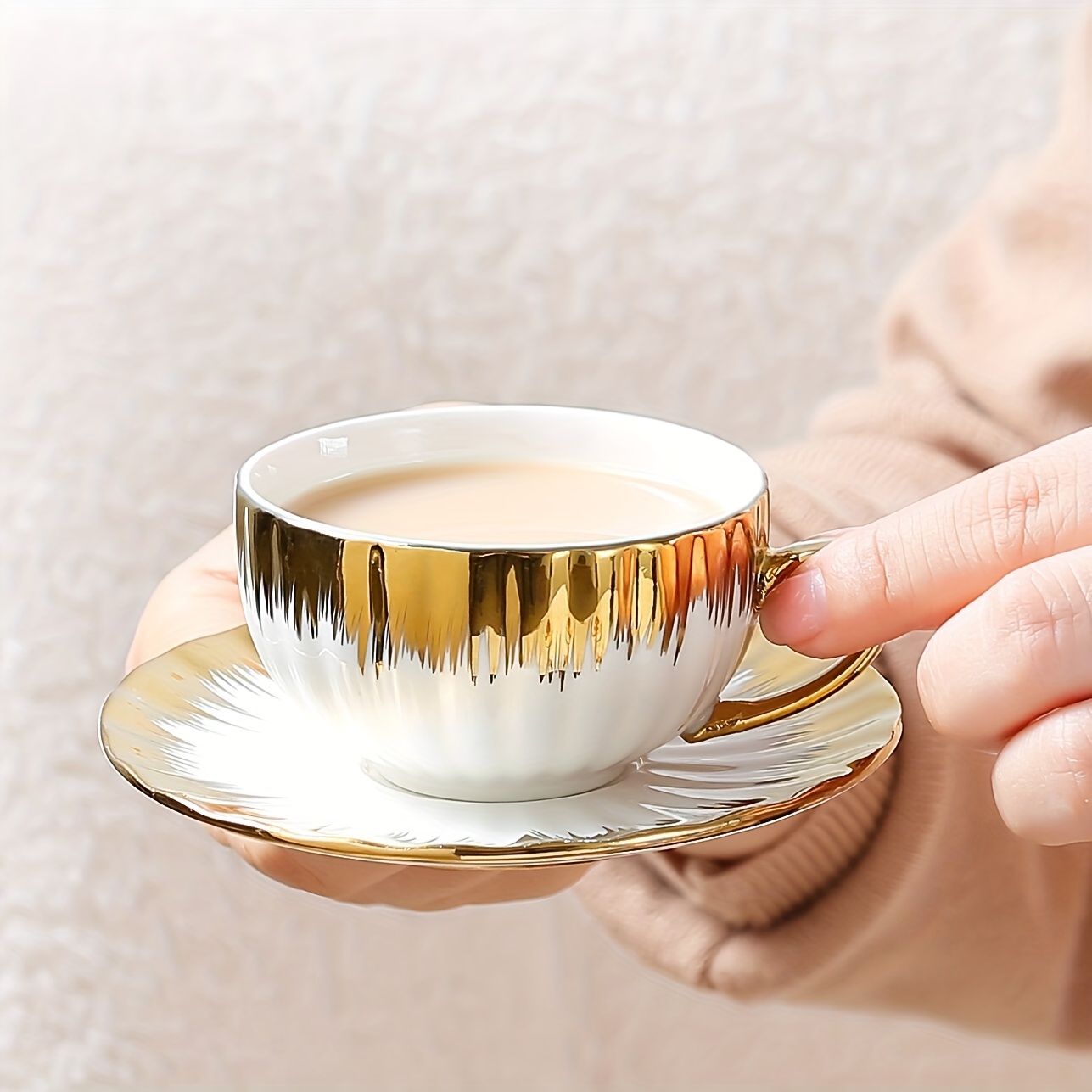 Elegante juego de cafe taza y plato en relieve y reflejos dorados