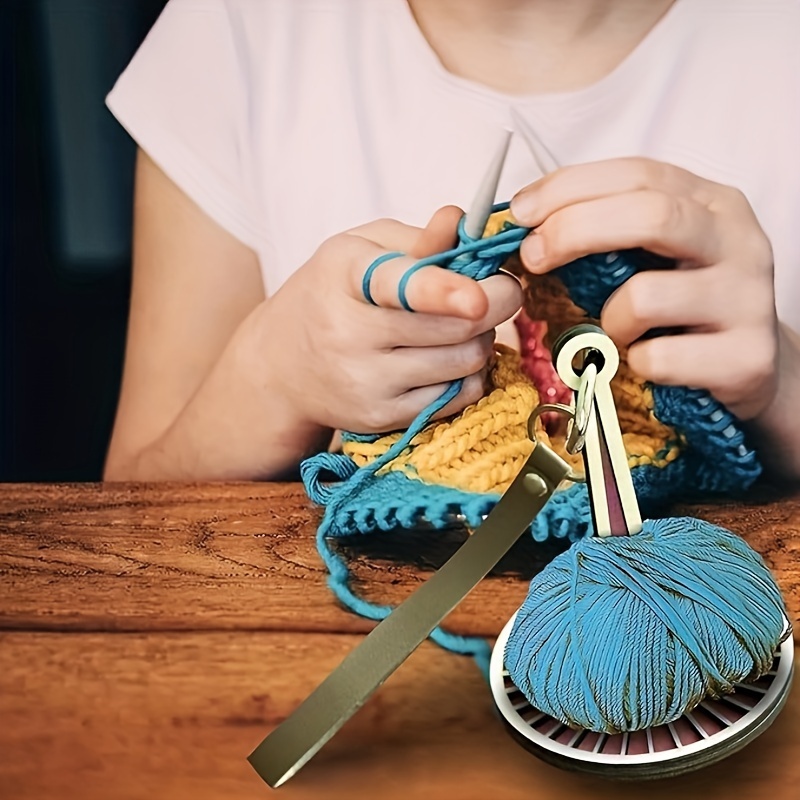 Portable Wrist Yarn Holder, Wooden Wrist Yarn Holder, Wooden Twirling  Mechanism Spinning Needles for Knitting Crocheting Presents for Craft  Lovers
