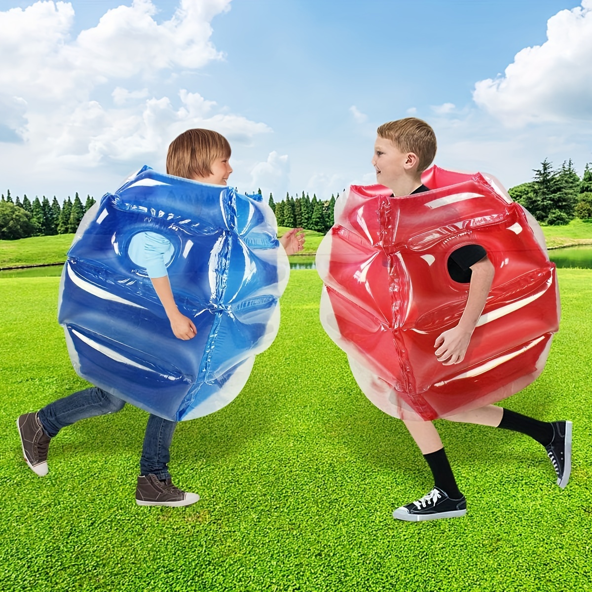 Los niños juegan y rebote en zorb, inflateable bolas gigantes en