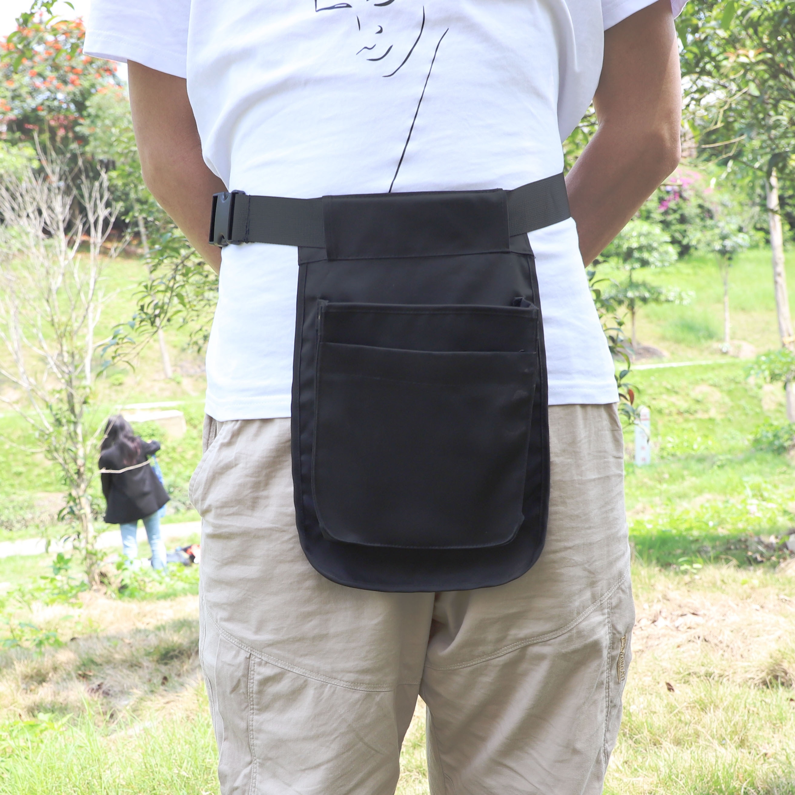 Fanny pack outlet with multiple pockets