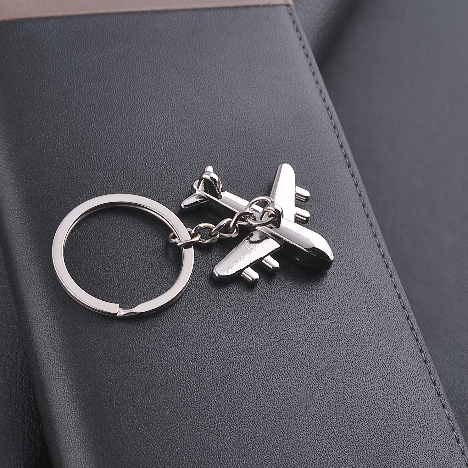 Creative Retro Airplane Metal Keychain Silvery Flight Shape Key Ring Bag  Ornament - Temu