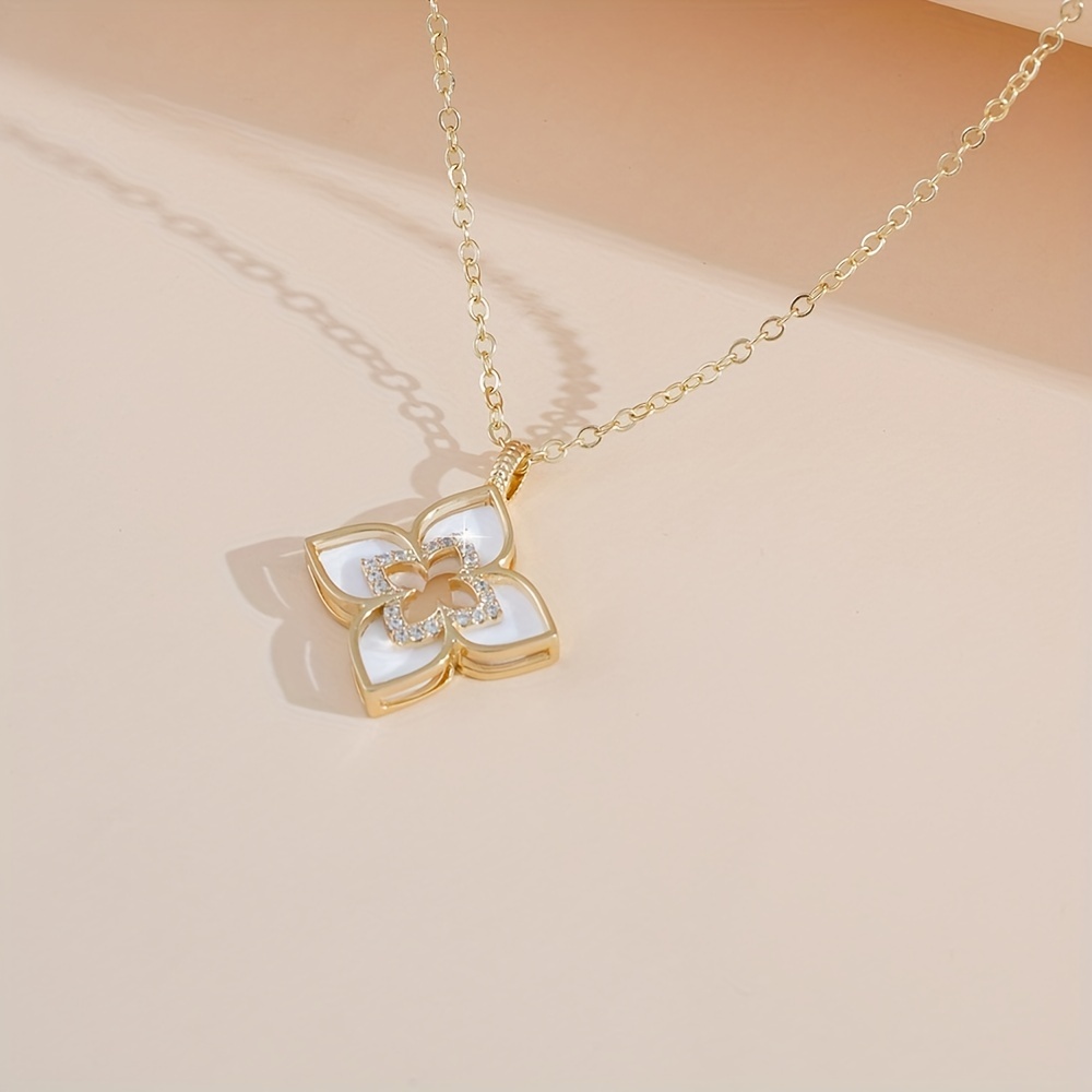  VAAC Simple Flower Shape Pendant Necklace,Two-Sided Four-Leaf Clover  Necklace,Lucky Clover Necklace for Women (2Pcs) : Clothing, Shoes & Jewelry