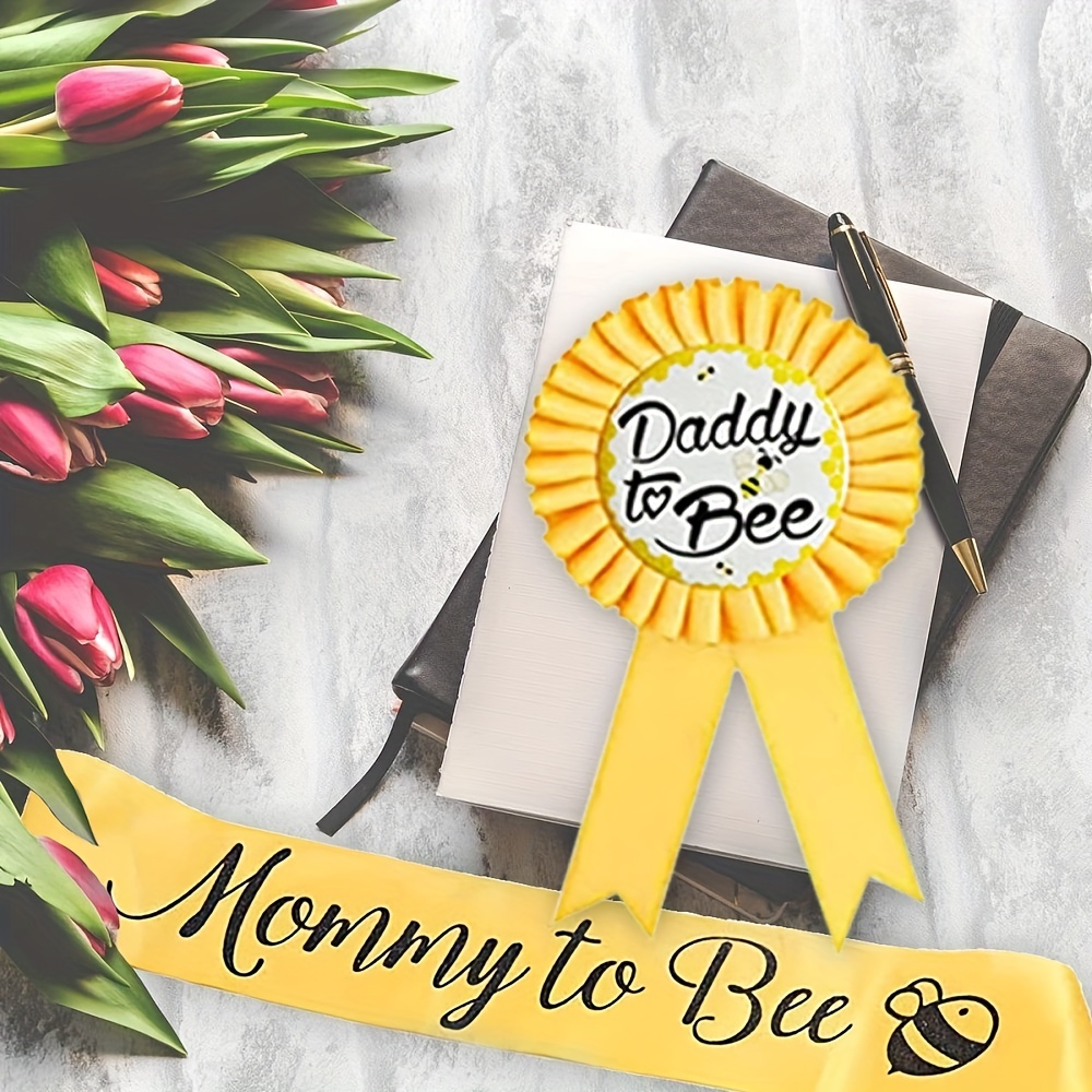 Set, Yellow Mommy to Bee Sash and Daddy to Bee Pin Tinplate Badge, Baby Shower Party Decoration with Cute Bee Pattern, Baby Welcome Party Gifts