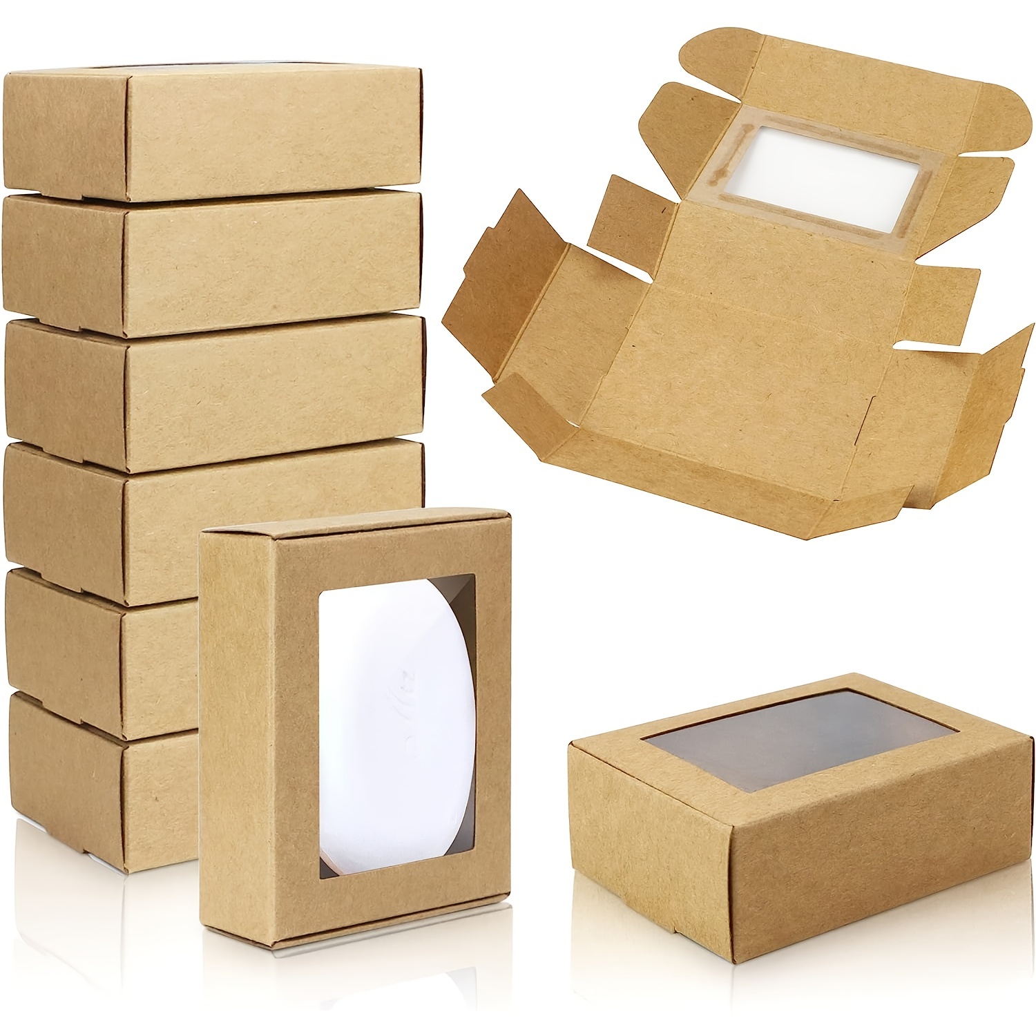 Mano de mujer poniendo muchas cajas pequeñas de cartón dentro de una caja  grande con tapa