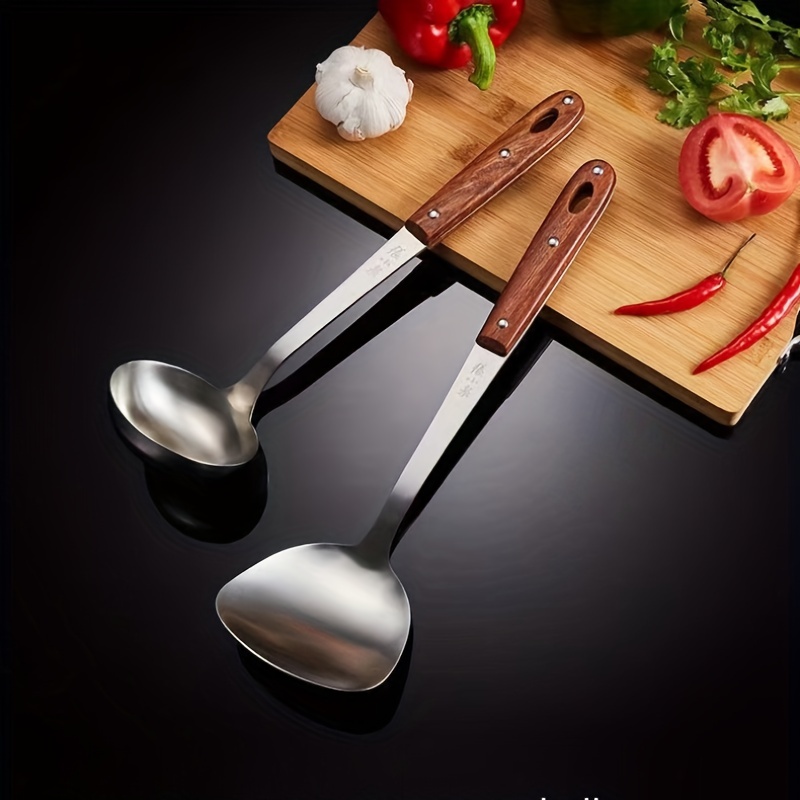 Learn about basic Chinese cooking equipment - wok, ladle 