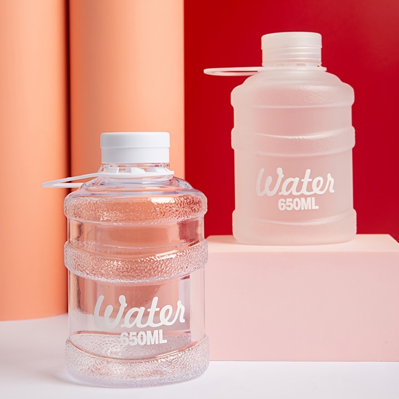 El agua se bebe de botellas de plástico fitness hombre y mujer