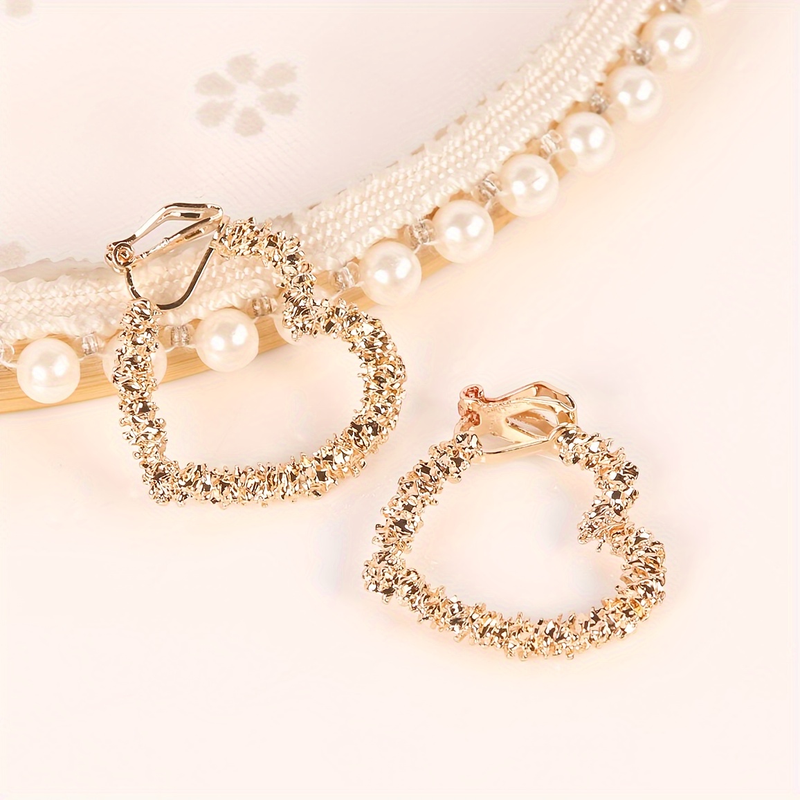 A Pair Of European And American Fashionable, Trendy, Simple, Versatile -shaped Thorn Ear Clips