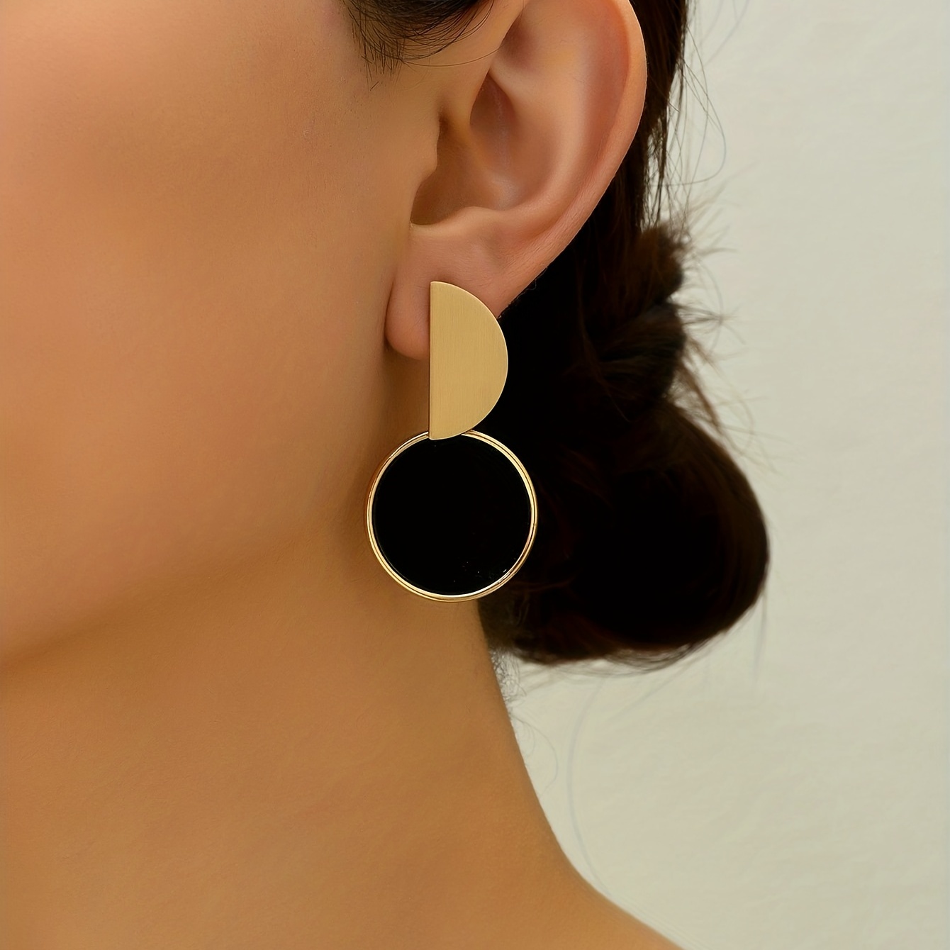 

Golden Simple Splicing Black Contrast Color Round Shaped Stud Earrings Zinc Alloy Jewelry For Women Daily Wear