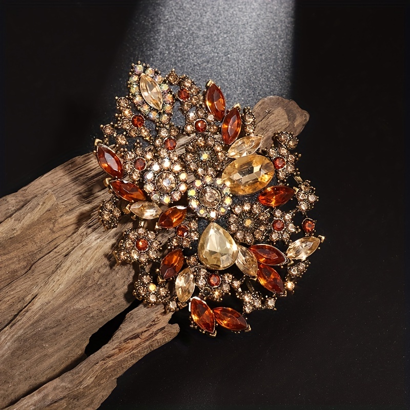 Lavish Vintage Weiss Rhinestone Brooch