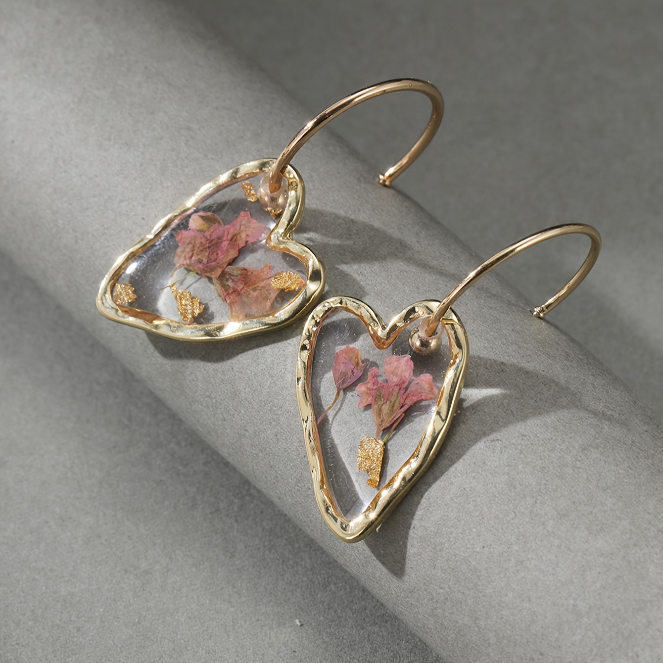 

Sweet Love Heart Dried Flower Pendant Design Hoop Earrings Elegant Pastoral Style Delicate Dating Ear Ornaments Valentine's Day