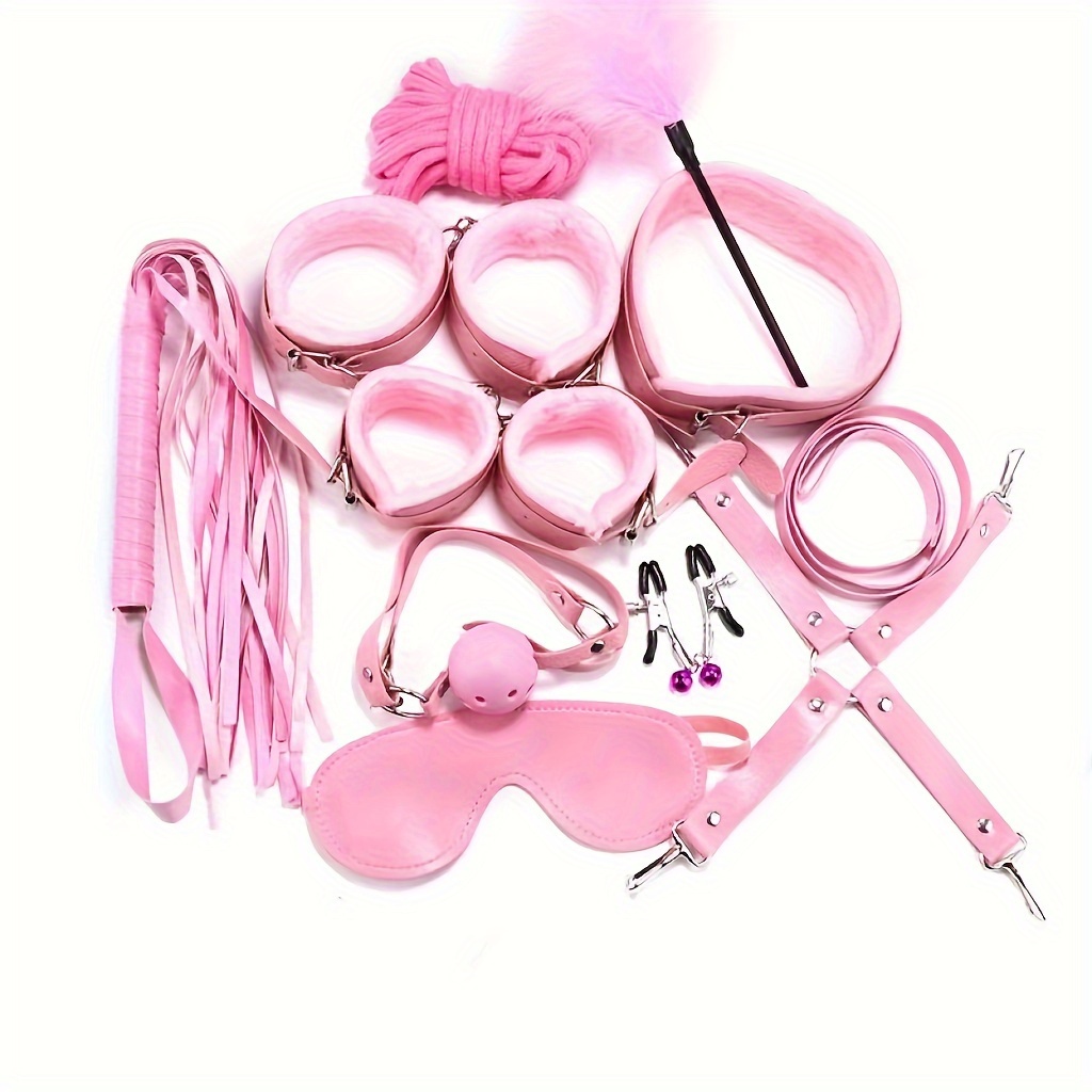 El set de accesorios para juegos sexuales bdsm látigo mordaza y rosa de  cuero con esposas
