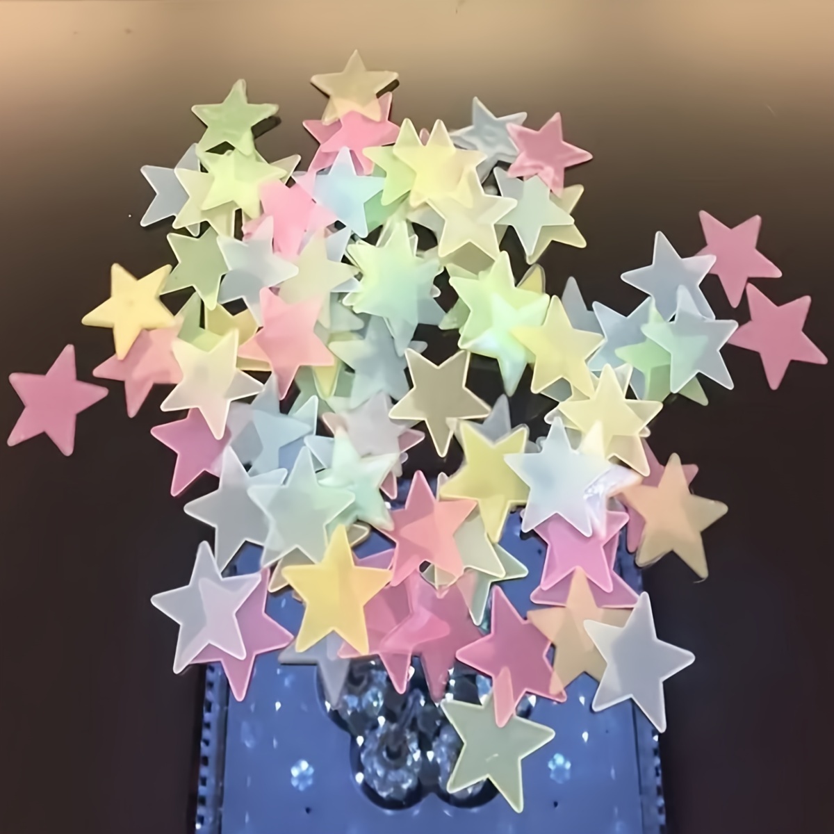  Estrellas de techo que brillan en la oscuridad, 150 piezas de  estrellas de plástico superbrillantes de colores mixtos, decoración de  pared de estrellas de plástico superbrillantes, removibles y : Herramientas  y