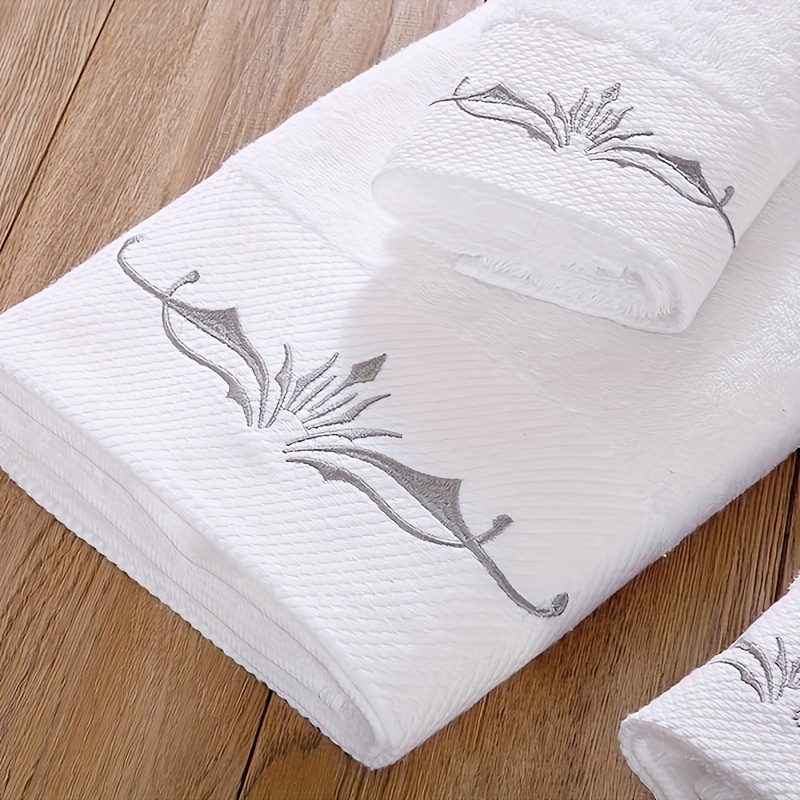 Juego de tres toallas bordadas personalizadas - Sara de Benítez