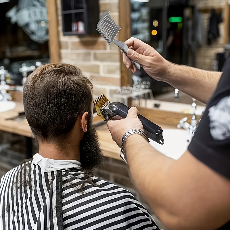 Vertical D'un Barbier Peigne Un Homme Les Cheveux à L'aide De Ciseaux Et  D'aérosol Capillaire Photo stock - Image du enroulement, sculptez: 278275286