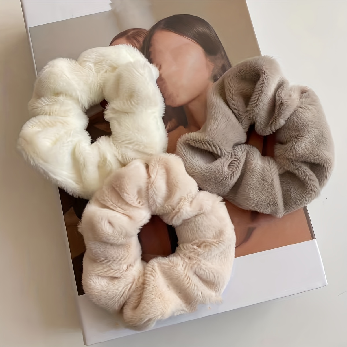 

Élastique à cheveux en de lapin en peluche - un bandeau souple et extensible pour femmes et filles, pour une utilisation quotidienne.