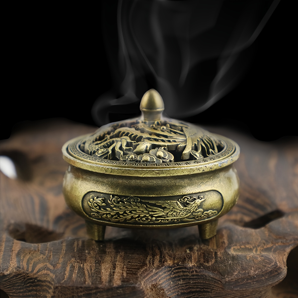 incenso che brucia in vaso con fumo di incenso - bastoncini di