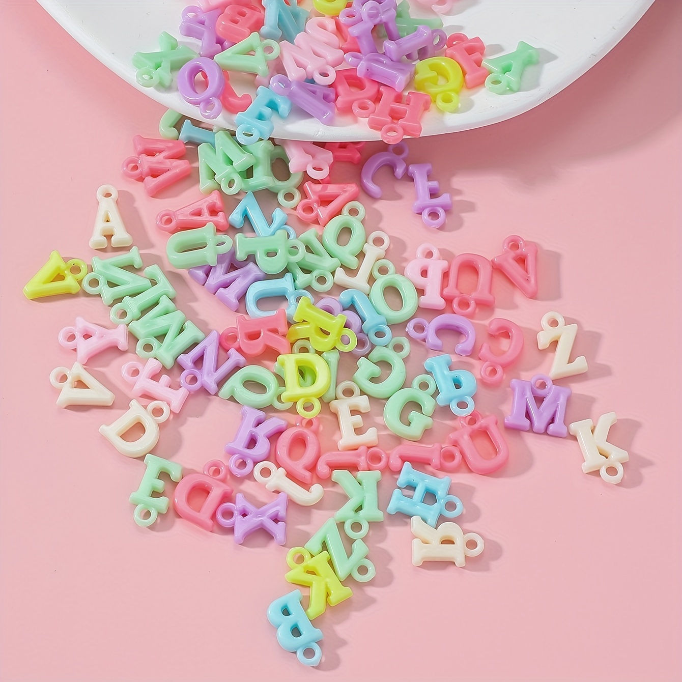 

100 Pièces de Pendentifs de Lettres Acryliques Minimalistes À La Mode Pour Bijoux DIY (couleur Aléatoire, Lettres Aléatoires)