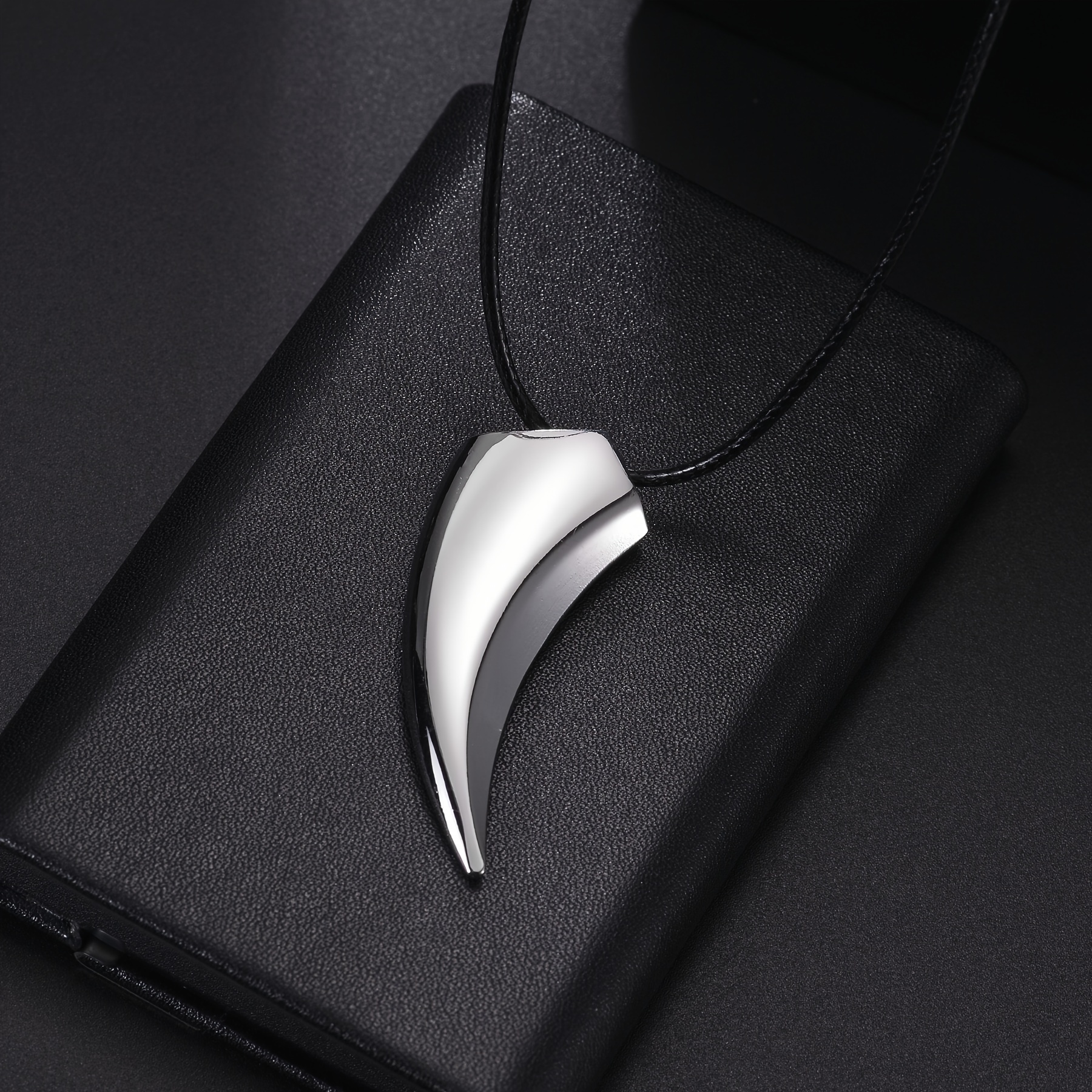 Collier avec pendentif en forme de dents de loup pour