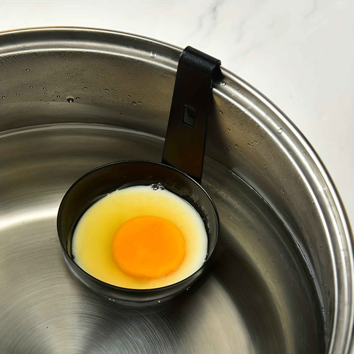 Eggssentials oeufs pochés - 4 tasses antiadhésives pour pocher les œufs -  poêle à œufs en acier inoxydable certifiée FDA et qualité alimentaire PFOA  avec spatule gratuite : : Cuisine et Maison