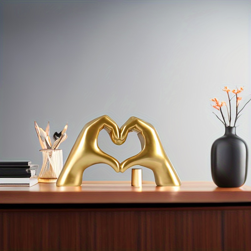 

1pc Golden Love Hand For Office Display Cabinet Display Desktop Display Christmas Season Gifts