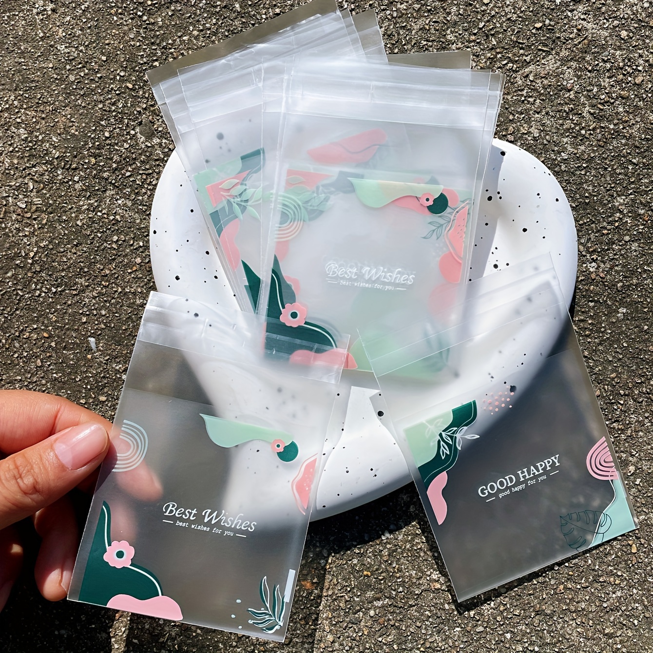  Bolsas de plástico con asas – Paquete de 50 pequeñas bolsas de  regalo blancas esmeriladas con parte inferior de cartón, bolsas de compras  transparentes a granel para venta al por menor