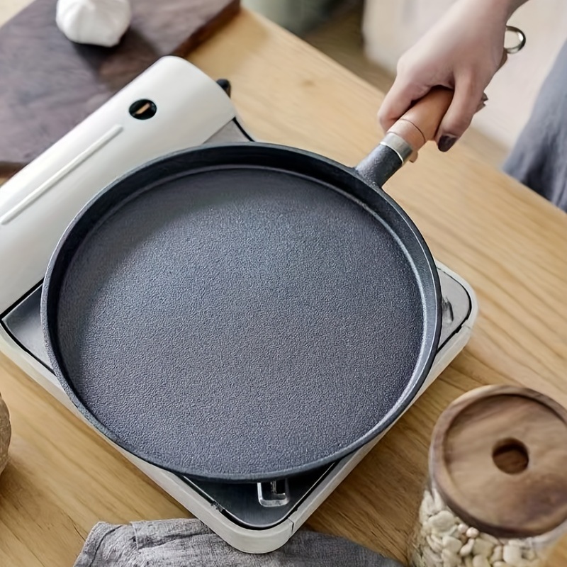 

1pc 26cm Cast Iron Frying Pan With Wodden Handle Nonstick Omelet Pan Kitchen Cooking Skillet Pancake Crepe Maker Flat Pan Griddle Breakfast Omelet Baking Pans