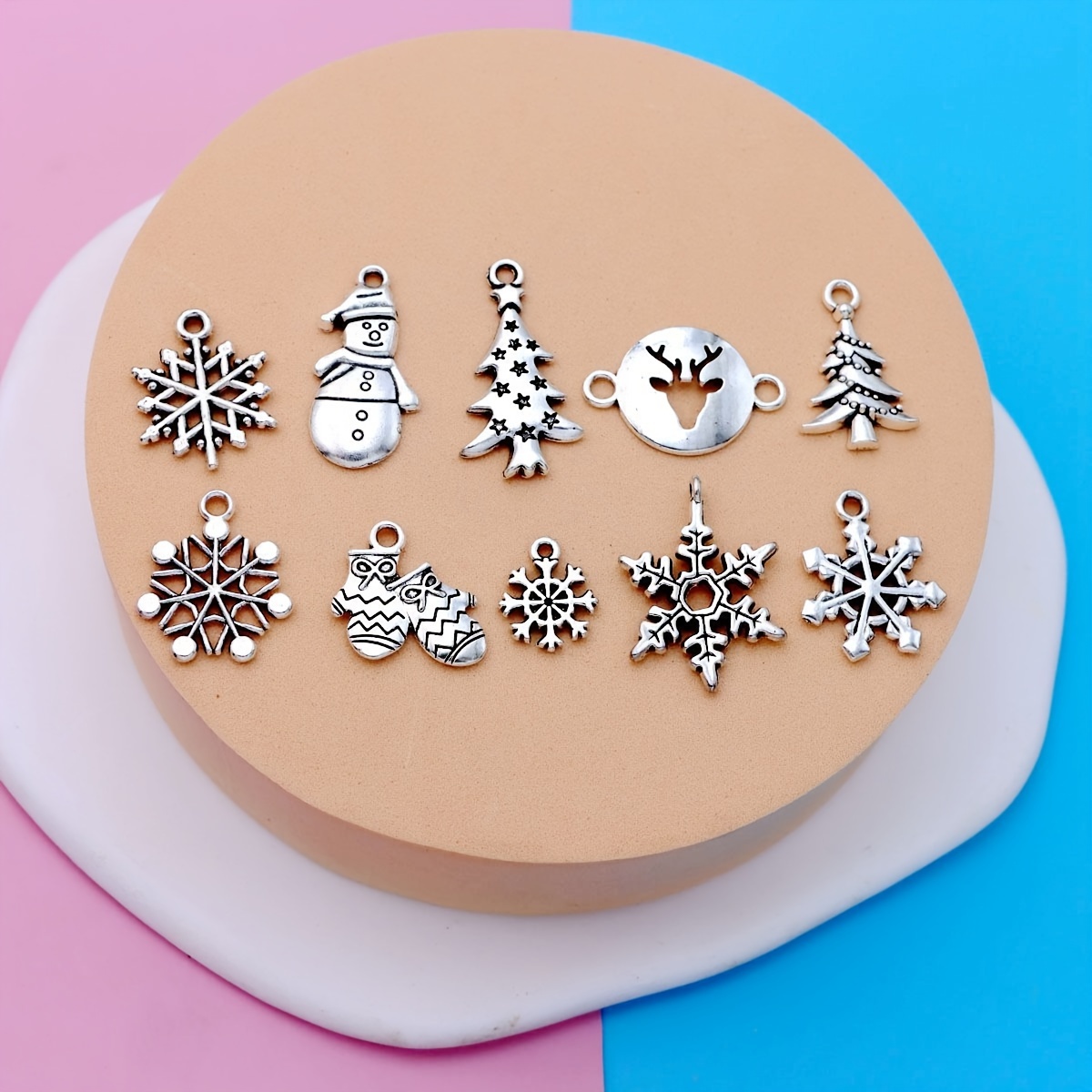 14pcs Antique Silver Christmas Hexagonal Snowflake Pendants Alloy Christmas Snowflake Charms for DIY Bracelet Pendant Beaded Jewelry Accessories