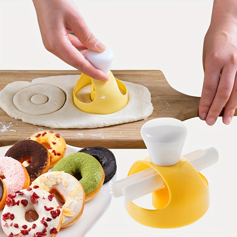 

1pc Moule à Donuts en Plastique Antiadhésif avec Pinces à Trempette - Outil de Cuisson Non Chargé pour Donuts Faits Maison, Coupe-Pain Creux, Gadget de Cuisine, Moule à Donuts