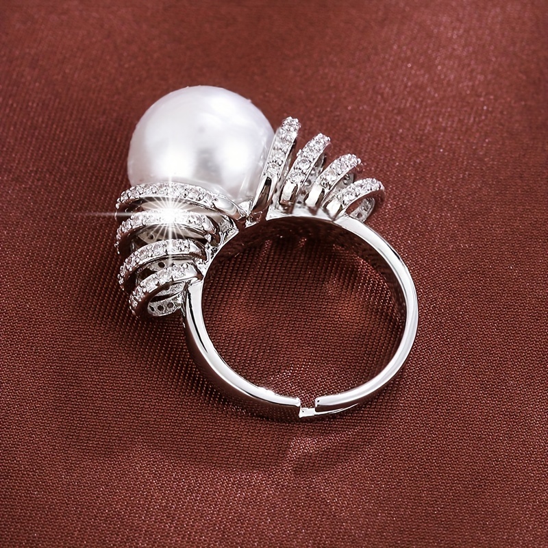A stylinette and one-tone ring with synthetic zirconia inlay