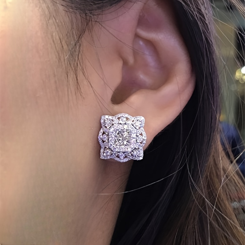 

Elegant And Luxurious Zirconia Fully Studded Sparkling Flower Earrings For Ladies, Suitable For Weddings, Engagements, Banquets, Exuding A High-end And Classy Vibe.