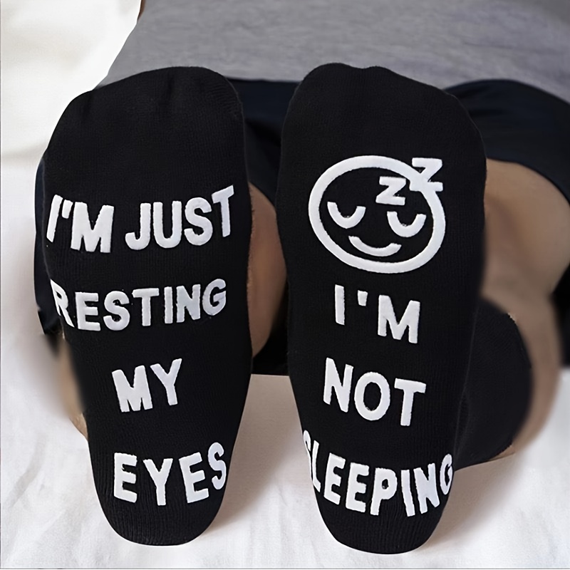 

A Pair Of Men's Funny Words 'i'm Just Resting My Eyes Not Sleeping' Letter Print Crew Socks, Comfy Breathable Casual Soft Socks