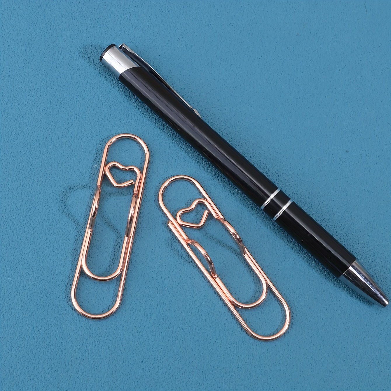 1pc/5pcs Metal Love Creative Paperclip Style Pen Holder, Simple Portable Student Notebook Holder Accessories Round Ballpoint Pen Clip