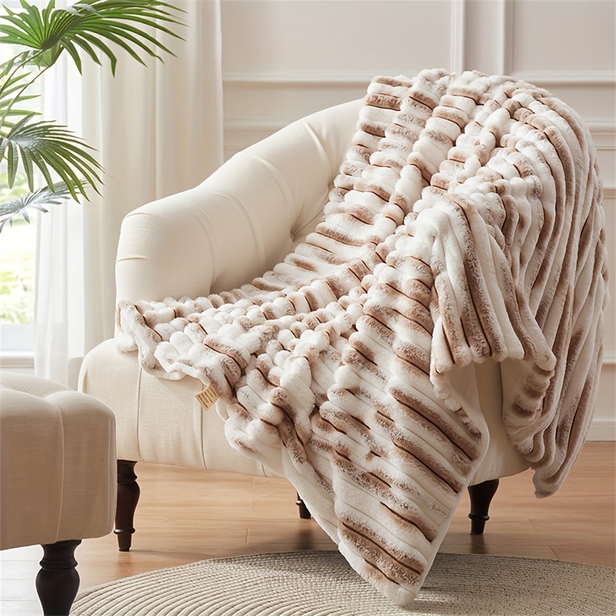 Snuggle Sac Plush Faux Fur Throw Blanket, Warm and Cream Fuzzy Blanket with  Marble Pattern Print, Decorative Blanket for Couch Sofa Chair Bed Living