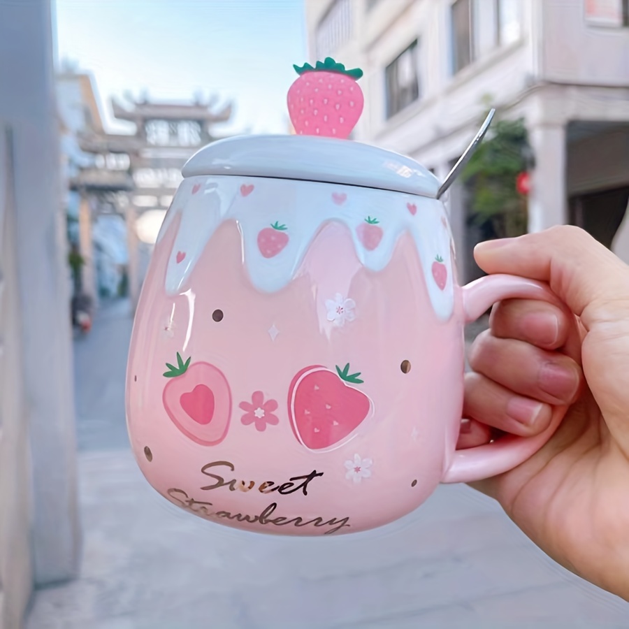 Taza de cerámica con diseño de fresa, vaso con tapa y cuchara, figura de  acción de dibujos animados, bonito, para café, leche, té, agua, tazas de  desayuno, 450ml - AliExpress