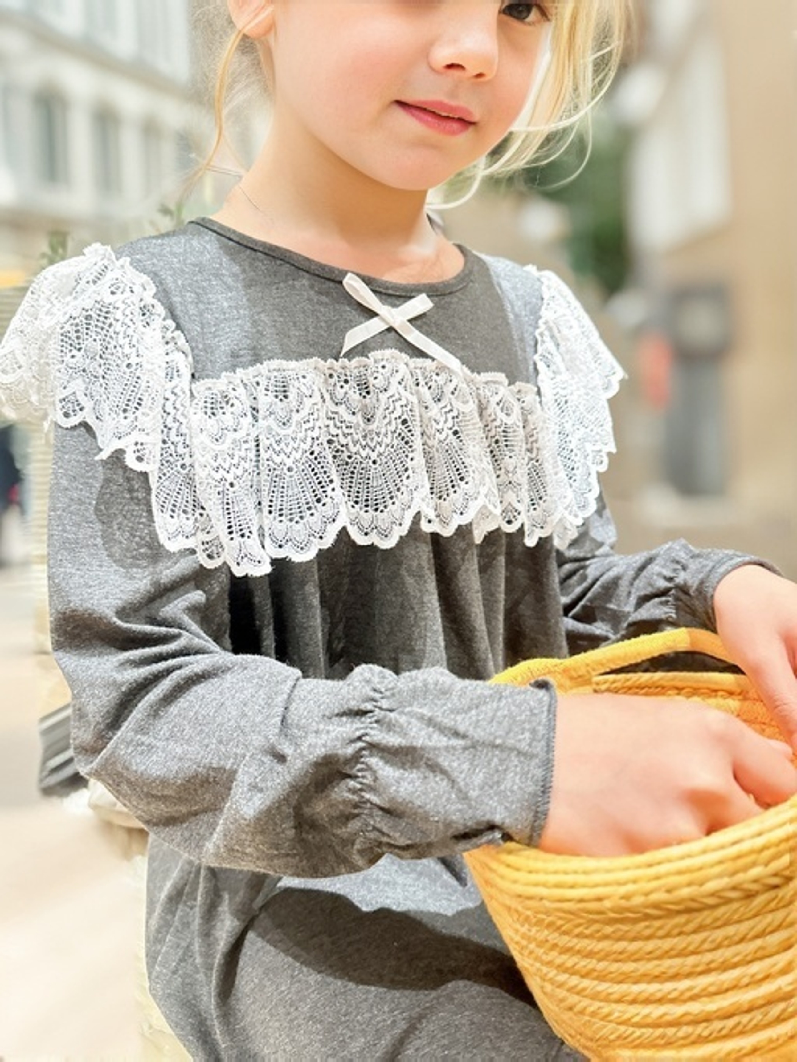 BATA LARGA DE NIÑA GRIS DE CORAZONES