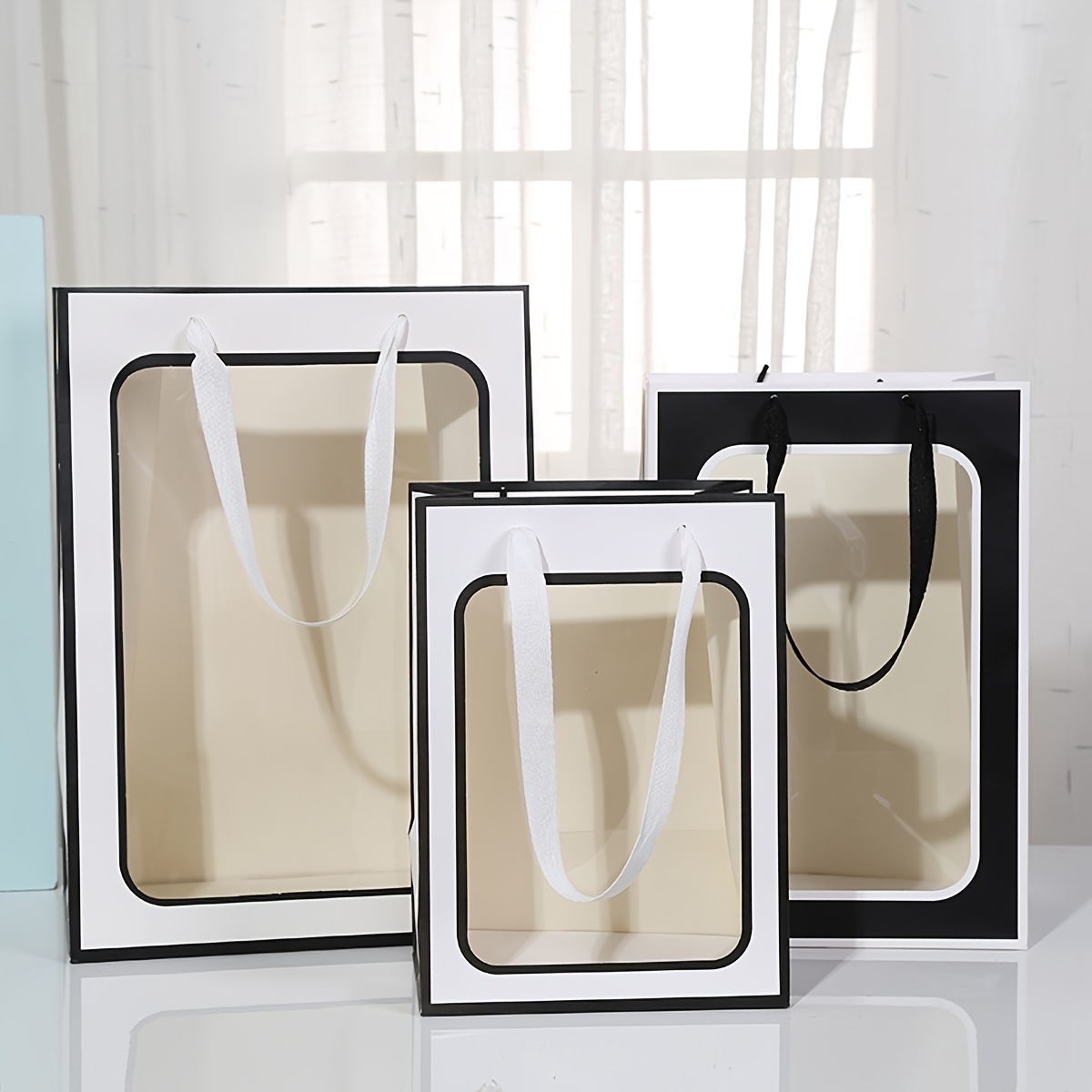 4 pezzi di sacchetti regalo trasparenti con finestra, 9,8 * 7,1 * 5,1  pollici / 25 * 18 * 13 cm, grandi scatole regalo, bianche / nere