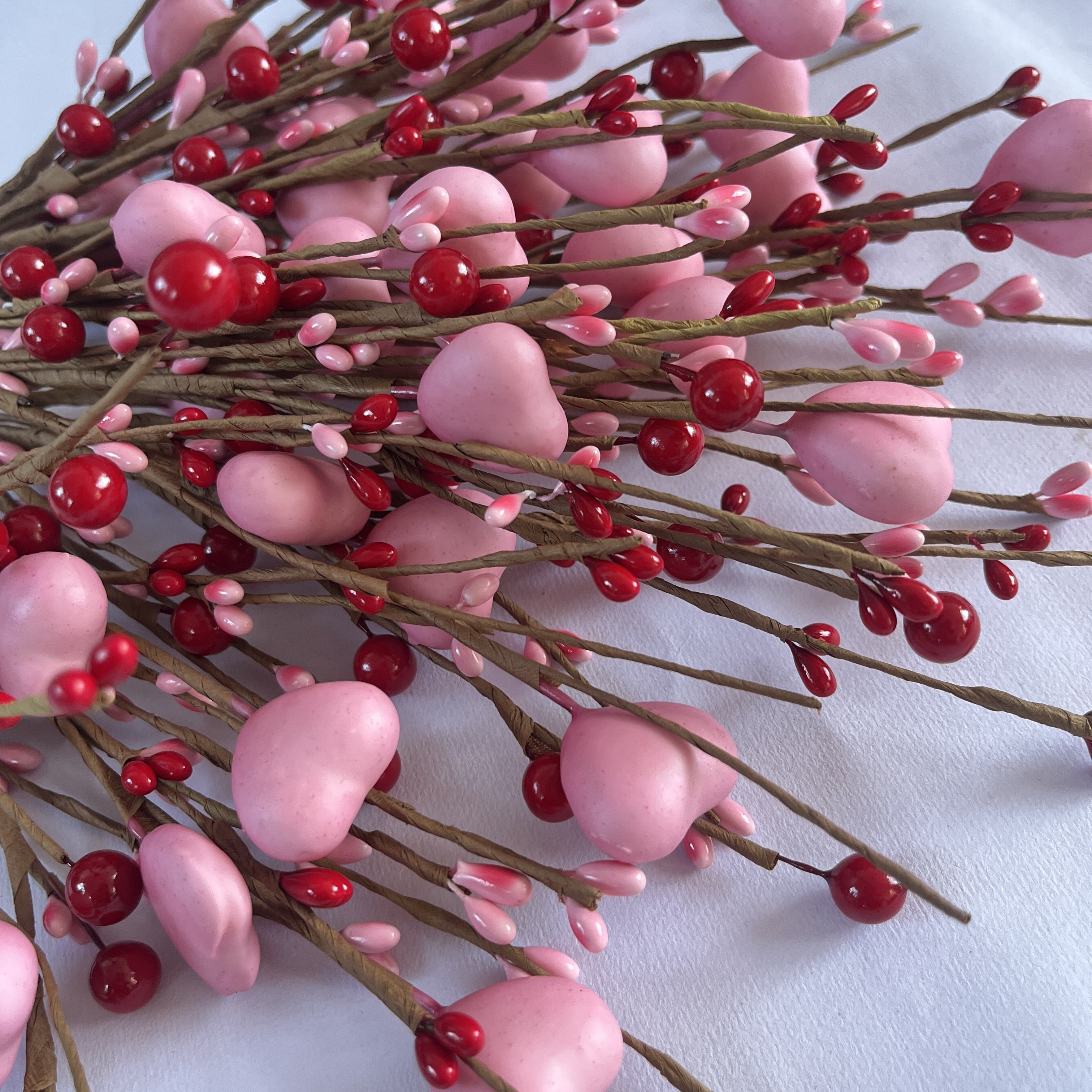 MELIUS 6 Pcs Valentine’s Berry Flower Stems, 14 Red Heart Shaped  Artificial Flowers Berry Branches for Valentine's Day Wedding Decor