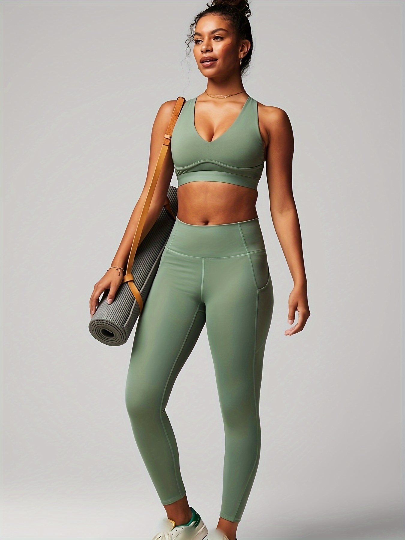 Solid Sports Bra & Leggings With Phone Pocket