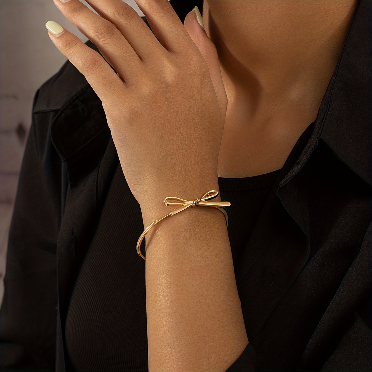 

A Vintage-style Open Bangle With A Simple Bow Decoration, Embodying A European And American Aesthetic.