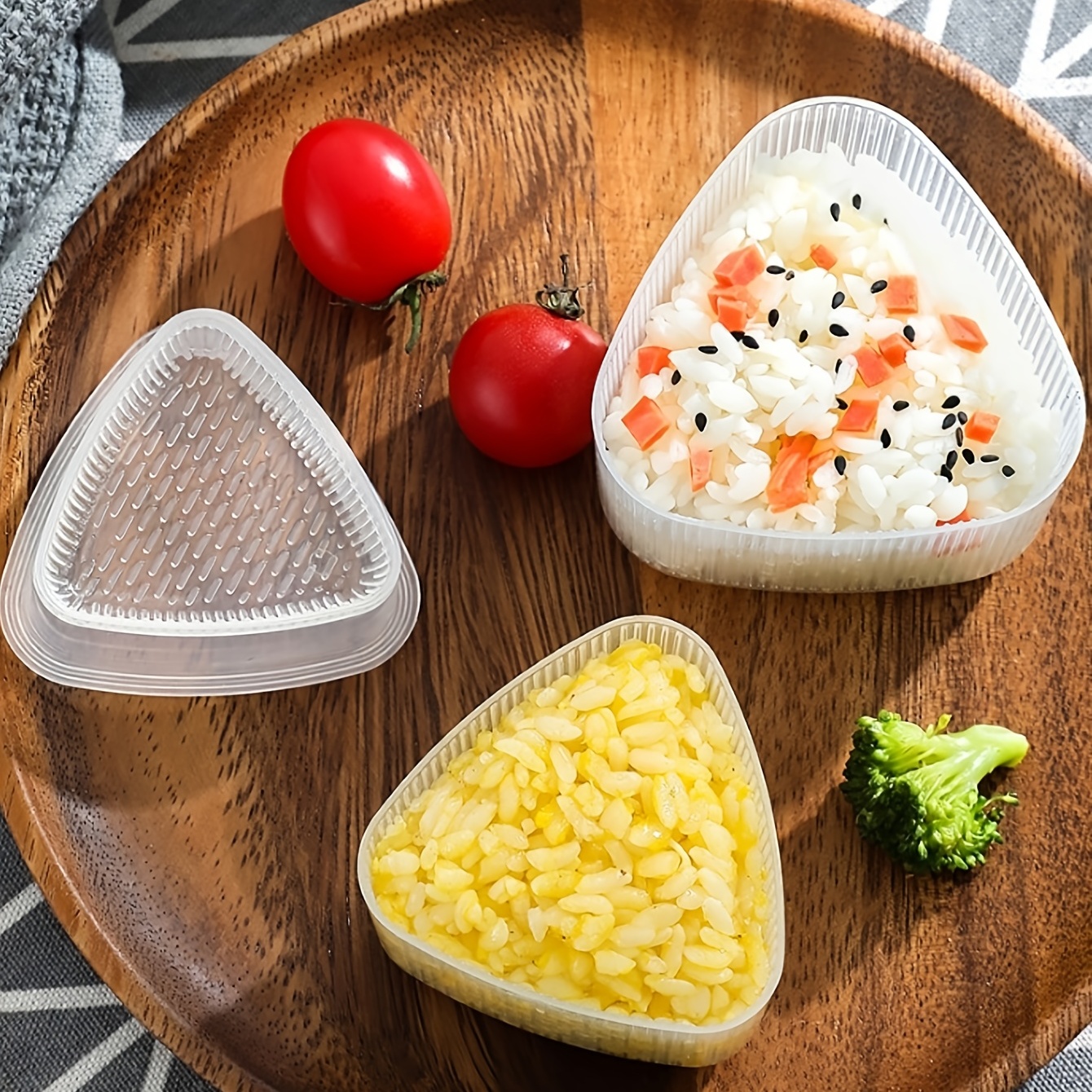  Onigiri - 2 moldes para hacer bolas de arroz, molde triangular  para sushi para comida japonesa en caja para niños Bento por HAGBOU (beige)  : Hogar y Cocina