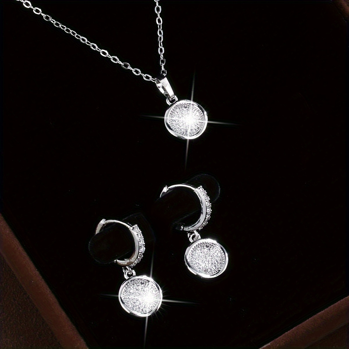 Lot De Bijoux Fantaisie Modernes - 9 Colliers + 1 Paire De Boucles D'oreilles - Occasion