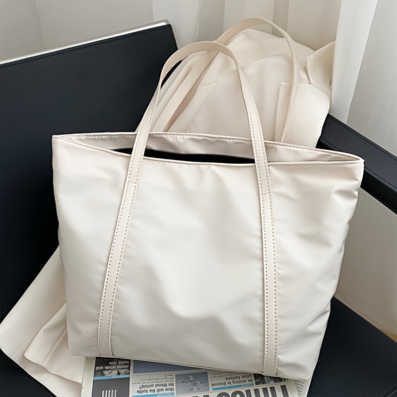 Bolso de mano grande de nylon en beige