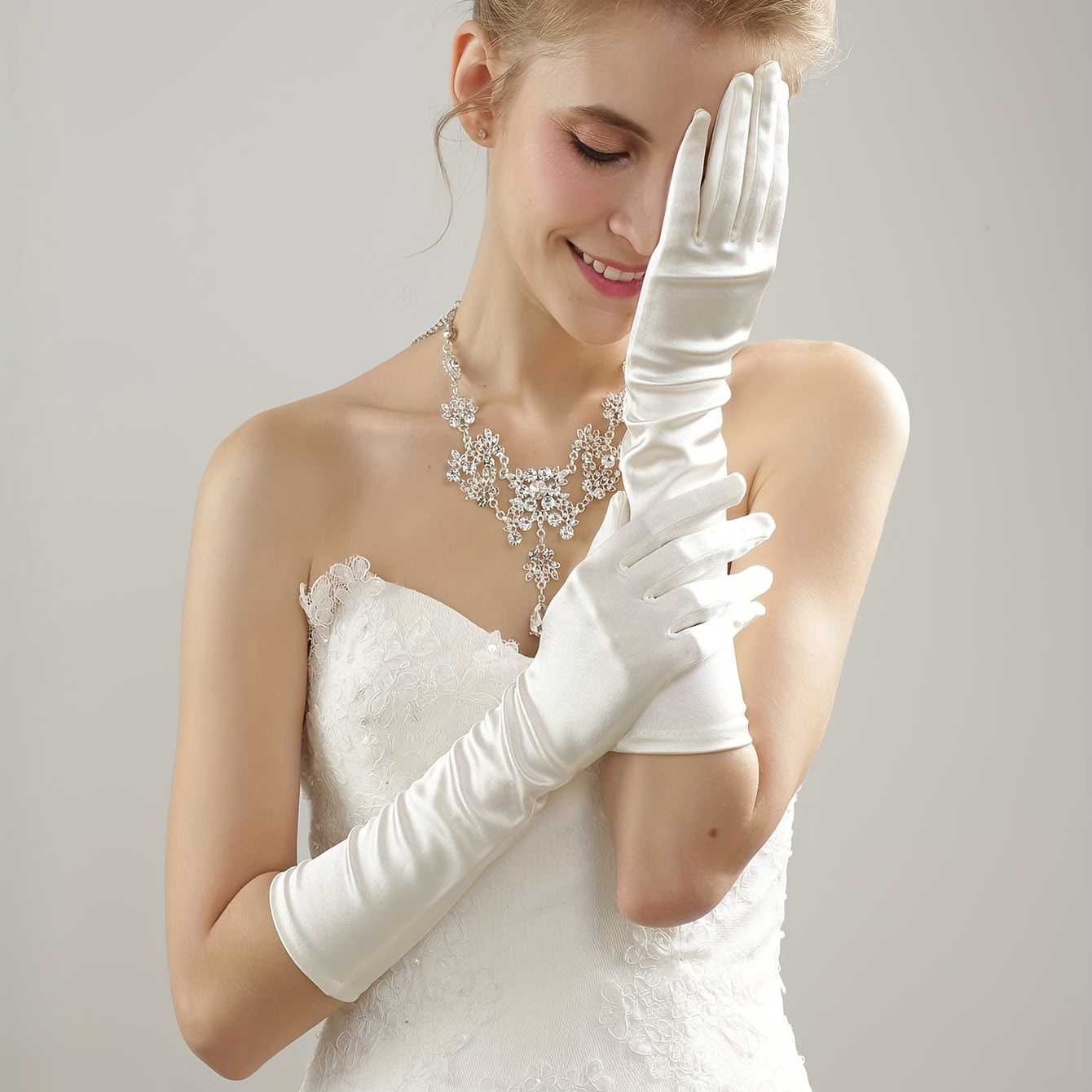 Elegantes guantes largos blancos – Tamaño de mujer (1 par) – Poliéster  suave y sedoso – Cómodo y elegante – Perfecto para bodas, disfraces y  ocasiones