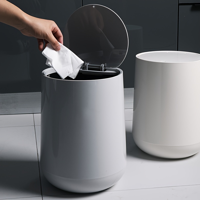 Doyingus Cubo de basura delgado de 1.8 galones, papelera pequeña con tapa  de bambú, cubo de basura rectangular de plástico para baño, dormitorio