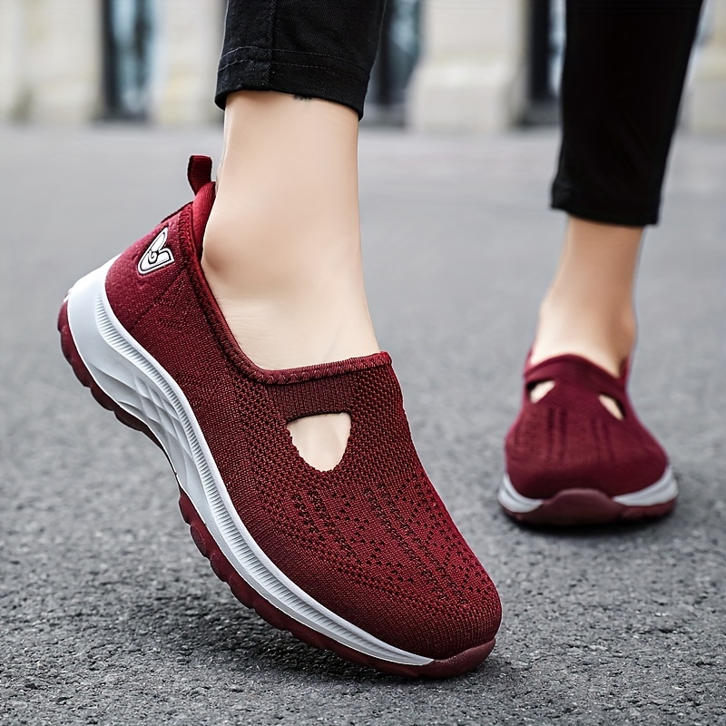 Zapatos de tela para caminar para mujer, zapatillas antideslizantes de  fondo suave para mamá, zapatos de red transpirables, zapatos individuales  informales de moda, 2024 – Los mejores productos en la tienda online