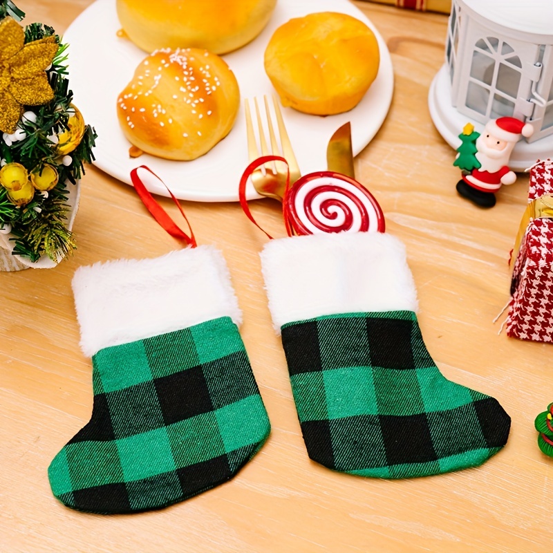 Ensemble de 4 couteaux et fourchettes de Noël rouges, mini chaussettes  tricotées, sac à couverts créatif