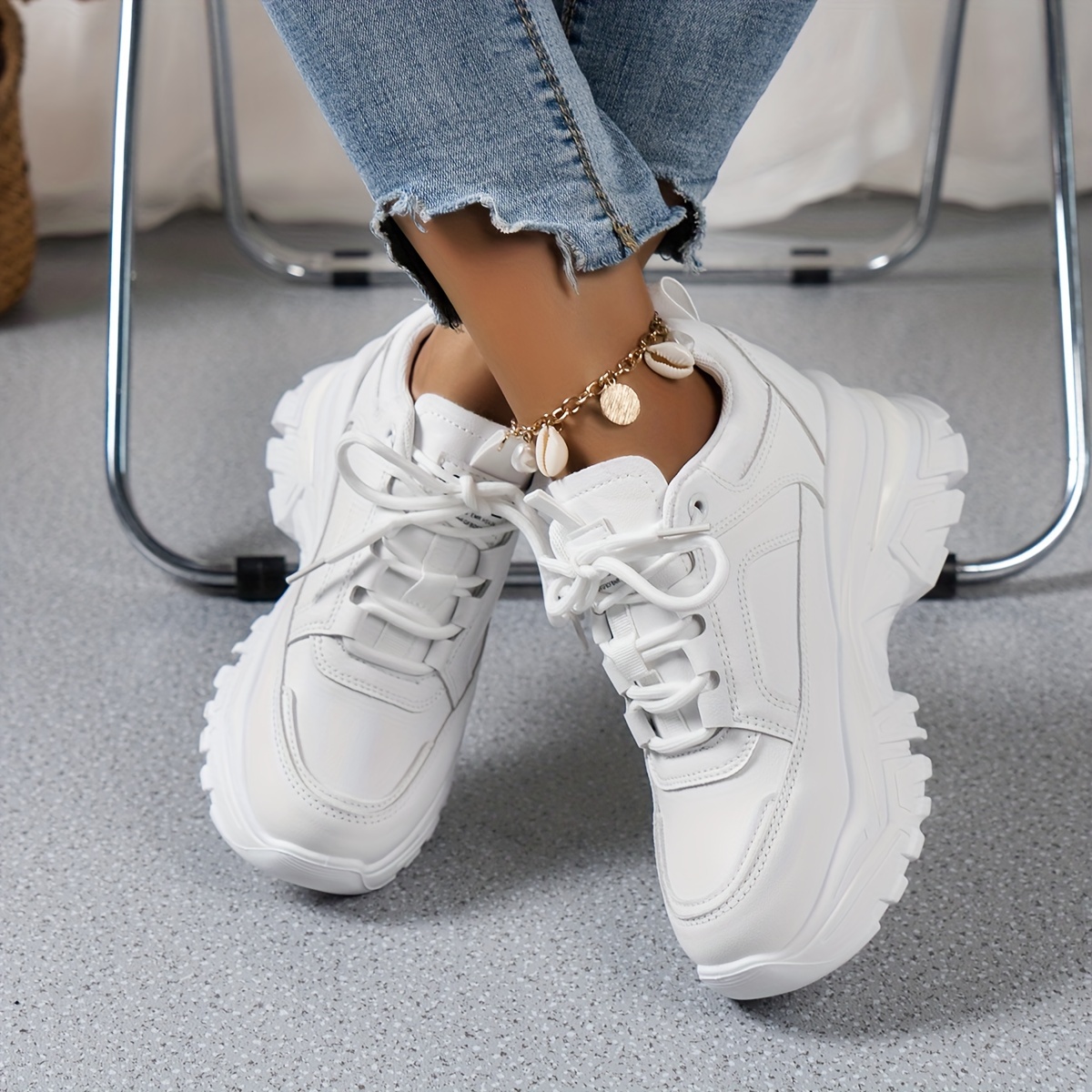 White round deals toe sneakers