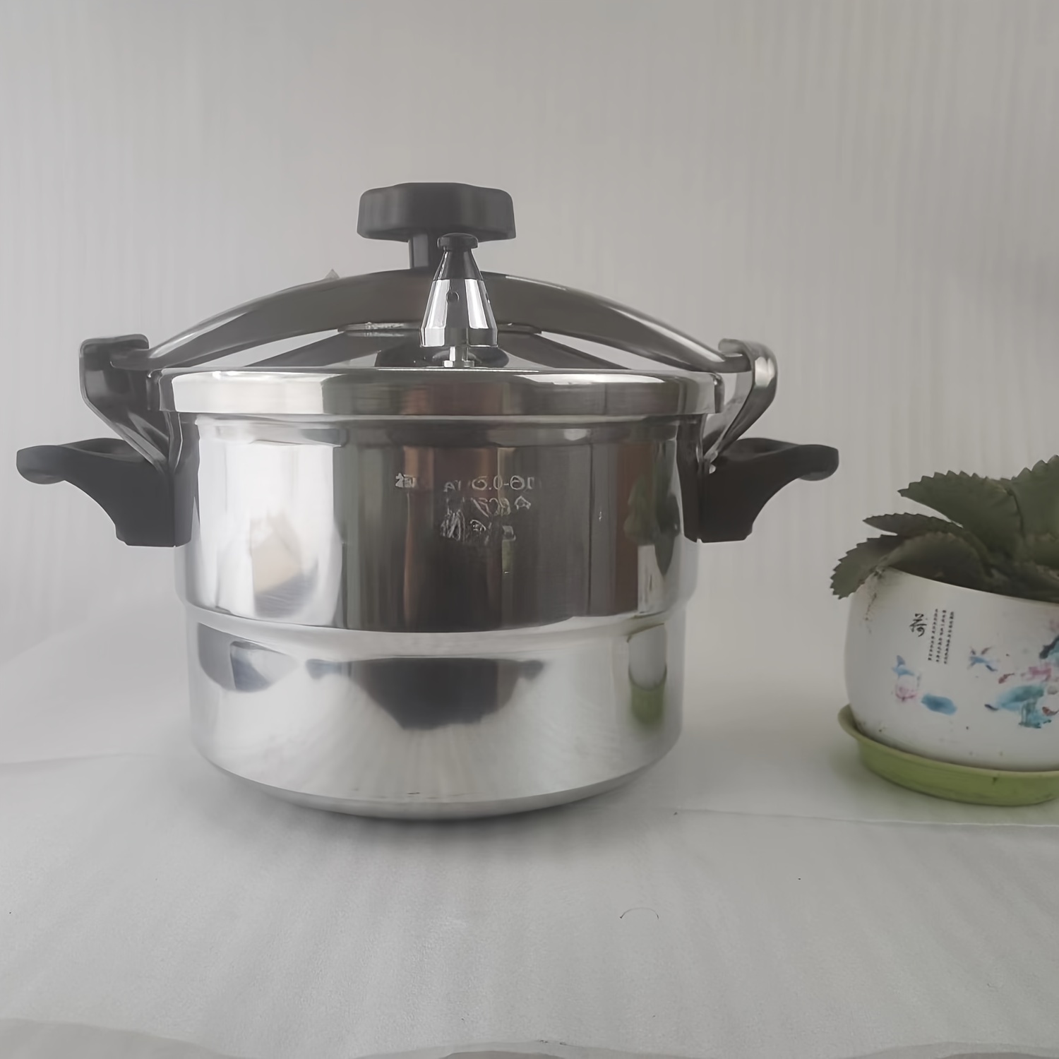 Wholesale Aluminium Capsuled Induction Pressure Cooker Cookware - China Pressure  Cooker and Rice Cooker price