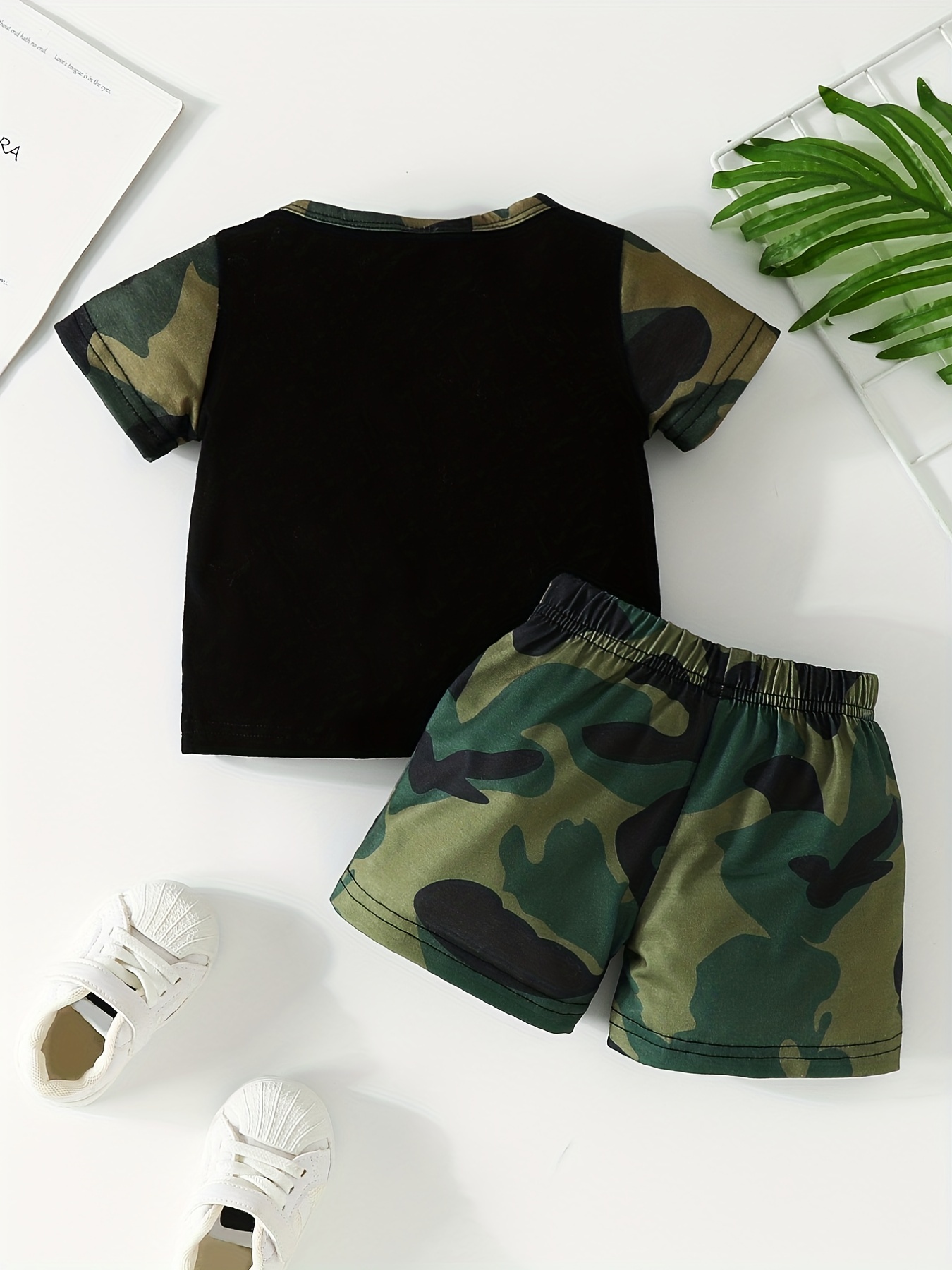 2pcs Toddler Boy Trendy Zipper Bag Design Tee and Camouflage Print Cargo Shorts Set