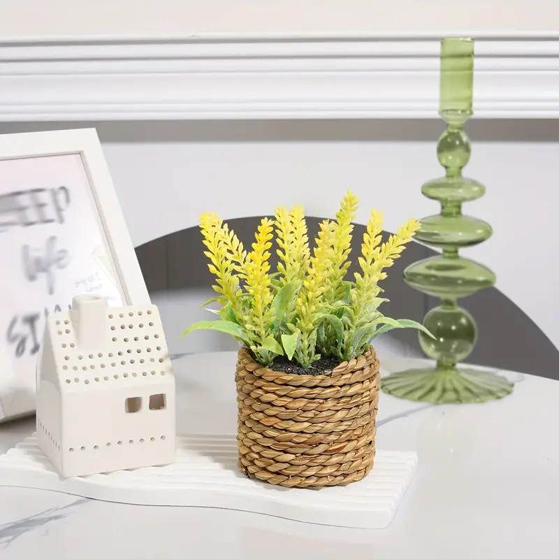 Lavanda finta o pianta artificiale in vaso sulla scrivania con